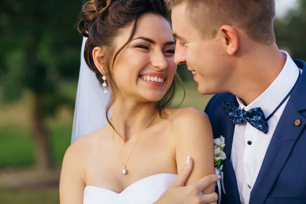 Düğün Töreni Gelin Damadın Sevgi Dolu Çifti Kucaklaşır Birbirlerine Gülümserler — Stok fotoğraf