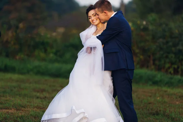 Uomo Felice Abbraccia Delicatamente Strettamente Sposa Dietro Bacia Giorno Del — Foto Stock