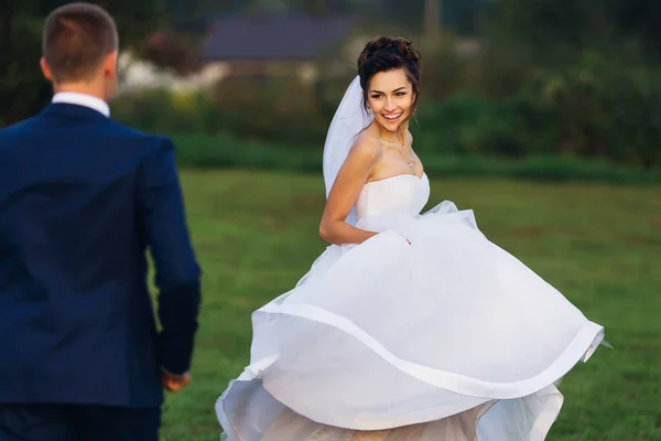 Fröhliche Braut Die Nach Der Zeremonie Freien Neben Dem Bräutigam — Stockfoto