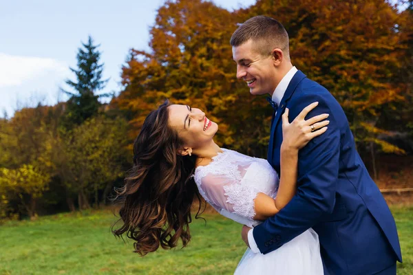 Bruidegom Draait Bruid Een Dans Natuur Trouwdag Gelukkige Momenten Samen — Stockfoto