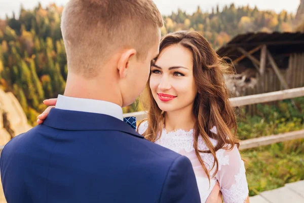 Gelin Düğün Sırasında Damada Aşık Olur Doğanın Arka Planına Karşı — Stok fotoğraf