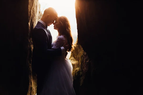 Ένα Ρομαντικό Ζευγάρι Αγκαλιάζεται Και Στέκεται Ανάμεσα Στα Βράχια Στο — Φωτογραφία Αρχείου