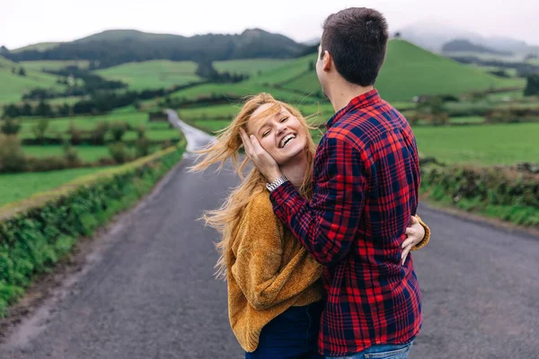 Erkek Kız Kucaklama Kız Kameraya Bakıyor Gülümsüyor Dağ Manzarası — Stok fotoğraf