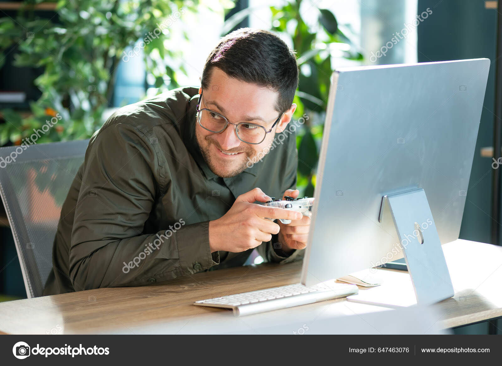 Homem jogando um jogo no seu computador