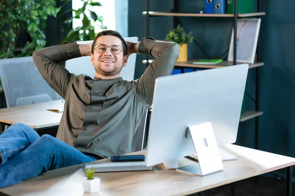 Relaxed Confident Business Man Taking Break Work Computer Mind Relief — Stock Photo, Image