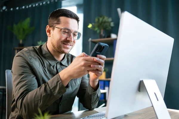 Photo Smiling Adult Man 30S Green Shirt Using Laptop Mobile — Stock Photo, Image
