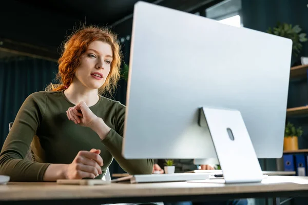 Bilgisayarda Çalışan Kadın Kadını Ofiste Dizüstü Bilgisayarda Çalışmakla Meşgul — Stok fotoğraf