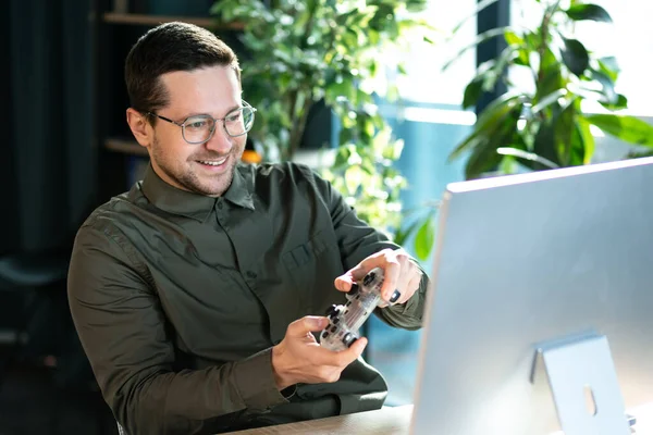 Ofisteki Gömlekli Yakışıklı Genç Adam Kumanda Panelinde Bilgisayar Oyunları Oynuyor — Stok fotoğraf