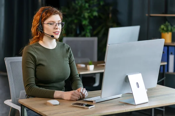 Female Customer Support Operator Headset Smiling — Stock Photo, Image