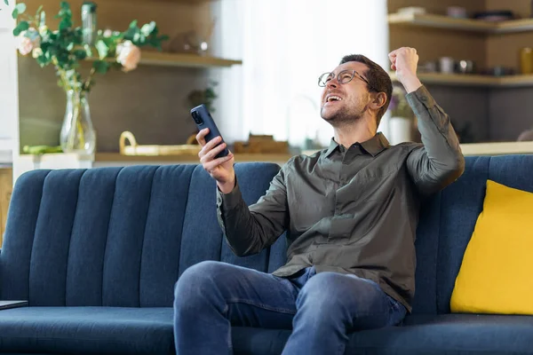Neşeli Adam Akıllı Telefondan Sıkılmış Yumruklarıyla Posta Okuyor Kollarını Kaldırıyor — Stok fotoğraf