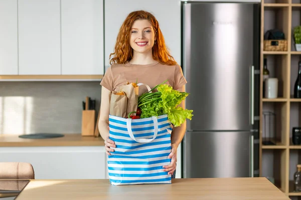 Krásná Mladá Běloška Drží Nákupní Tašku Čerstvou Zeleninou Bagetami Moderní — Stock fotografie