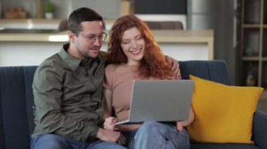 Laptop kullanan genç bir çift. İnsanlar ve mutluluk kavramı.