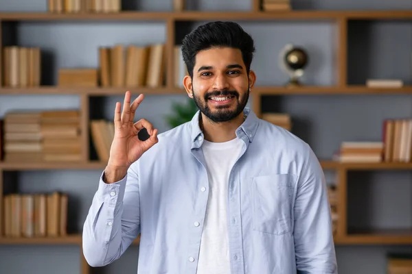 Привлекательный Арабский Молодой Человек Показывающий Жест Пальцами Порядке Одобрение — стоковое фото