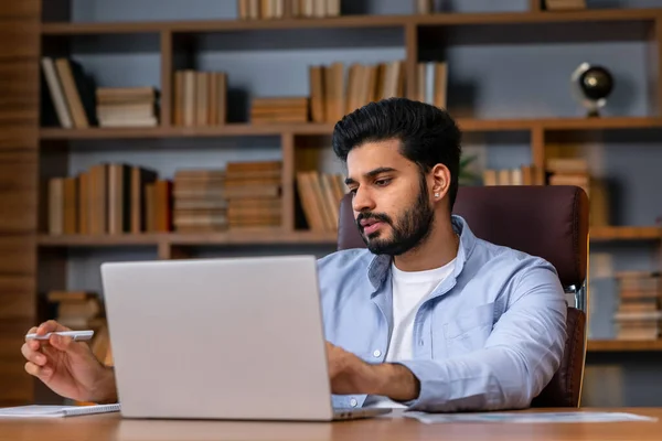 Düşünceli Genç Hintli Adamı Bilgisayar Ekranına Bakan Öğrenci Düşünceli Kafası — Stok fotoğraf