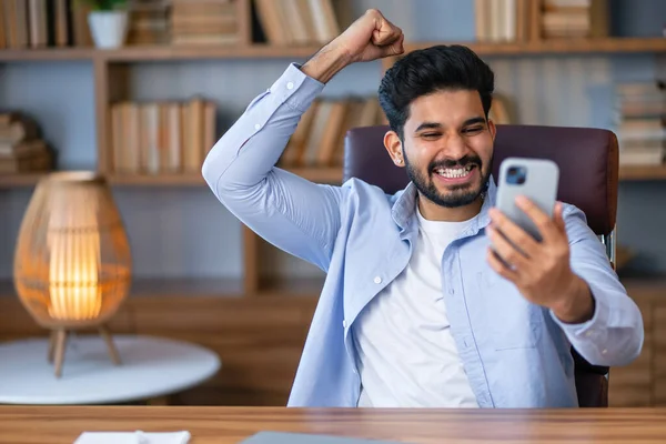 Ofisteki Başarılı Genç Işadamı Elinde Bir Akıllı Telefon Tutuyor Adam — Stok fotoğraf