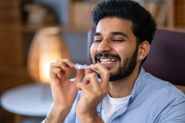 Homem Feliz Colocando Alinhadores Dentários Invisíveis Claros Sua Boca Para — Fotografia de Stock