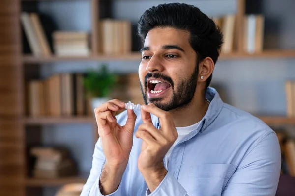 Jonge Indiaanse Man Draagt Orthodontische Siliconen Trainer Onzichtbare Beugels Uitlijnaar — Stockfoto