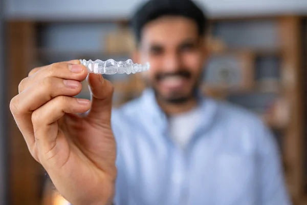 Man Toont Een Onzichtbare Siliconen Uitlijning Voor Tandheelkundige Correctie Mannelijke — Stockfoto