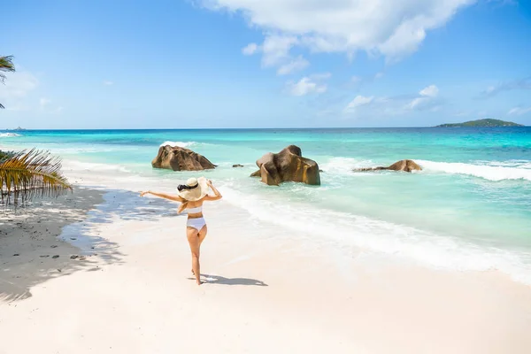 Vrouw Stijlvolle Bikini Genieten Van Een Wandeling Seychellen Eiland Zomervakantie — Stockfoto