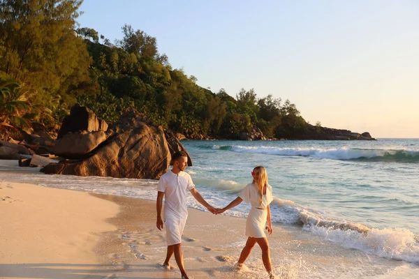 Счастливого Медового Месяца Супруги Держатся Руки Ходят Песку Пляже Молодая — стоковое фото