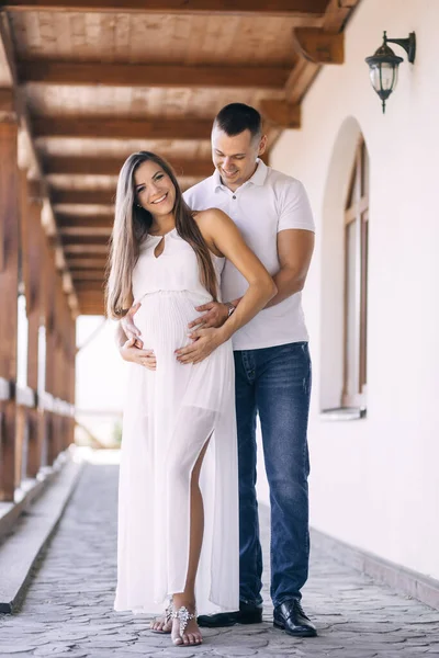 Neşeli Adam Hamile Kadın Sarılıyorlar Bebeği Bekliyorlar — Stok fotoğraf