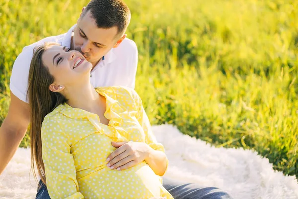 Pareja Feliz Mujer Embarazada Con Marido Sentado Hierba Hombre Besa — Foto de Stock