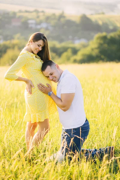 Hombre Alegre Puso Oreja Vientre Esposa Embarazada Paseo Por Campo — Foto de Stock