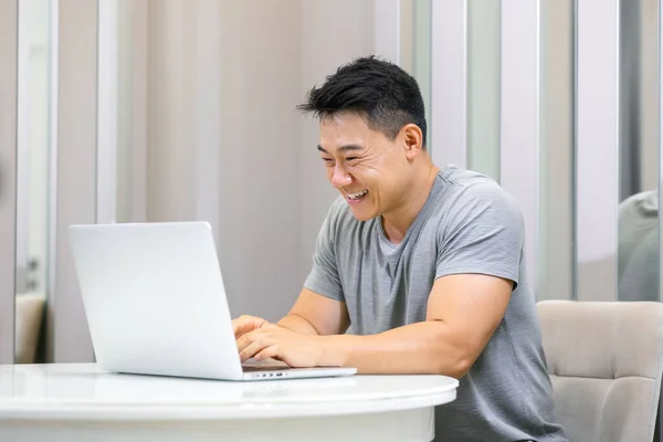 Retrato Jovem Sorridente Asiático Homem Usando Sentado Mesa Digitando Teclado — Fotografia de Stock