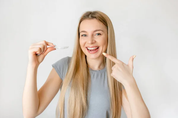 Wanita Muda Menarik Memegang Ortodontik Aligner Tak Terlihat Dan Kawat — Stok Foto