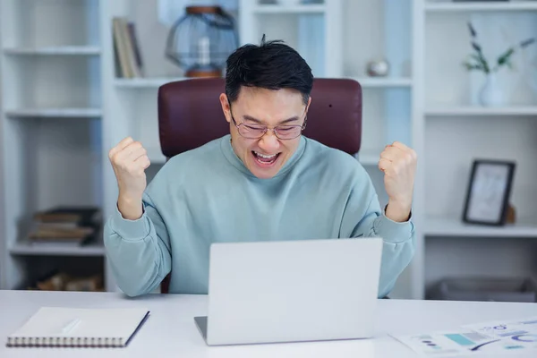 Masada Oturan Adam Dizüstü Bilgisayardaki Postaları Okuyunca Mutlu Oluyor Erkek — Stok fotoğraf
