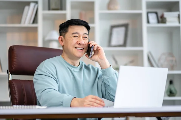 Sonriente Asiático Hombre Sosteniendo Teléfono Inteligente Sentado Oficina Aplicaciones Soluciones —  Fotos de Stock