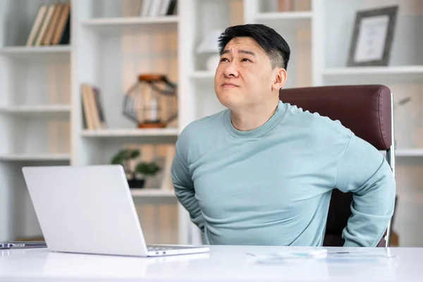 Cansado Mal Estar Homem Oprimido Com Computador Trabalho Sedentário Estilo — Fotografia de Stock