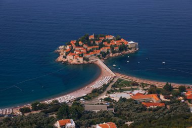 Budva 'daki Sveti Stefan adası güzel bir yaz günü, Karadağ