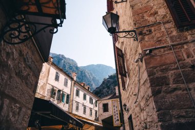Kotor 'un eski güzel ortaçağ evi manzarası..