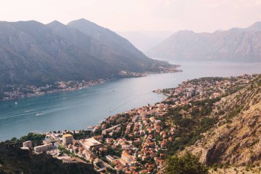 Karadağ 'da dağ manzaralı Perast kasabası