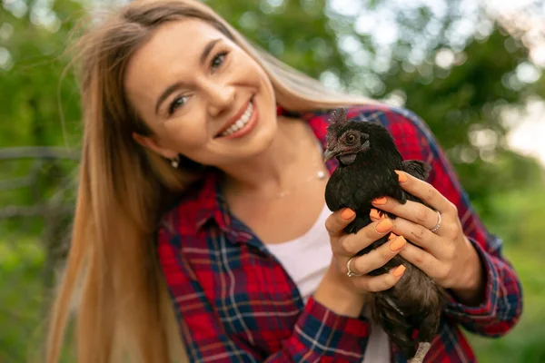 Beautiful Woman Farm Holding Chicken Healthy Lifestyle — Stockfoto