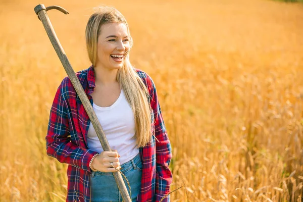 陽気な女性の肖像画 庭師は小麦畑で彼女の手に庭のツールを保持します スペースのコピー — ストック写真