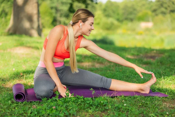 Görüntü Gülümseyen Fitness Egzersiz Egzersiz Üzerinde Otururken Bacak Germe Kadın — Stok fotoğraf