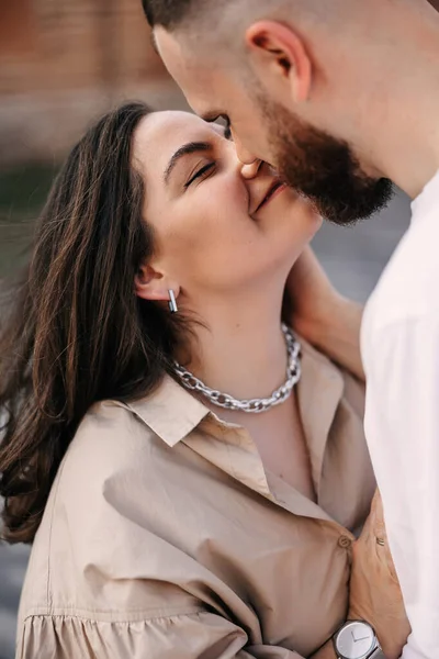 Couple Élégant Embrassent Avec Les Yeux Fermés Gros Plan — Photo