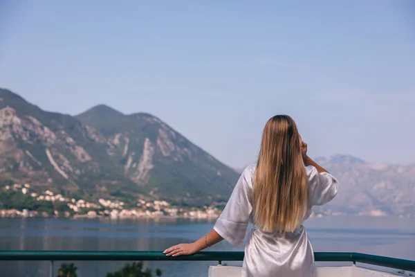 Młoda Kobieta Jedwabnym Szlafroku Stojąca Balkonie Morzem Tle — Zdjęcie stockowe