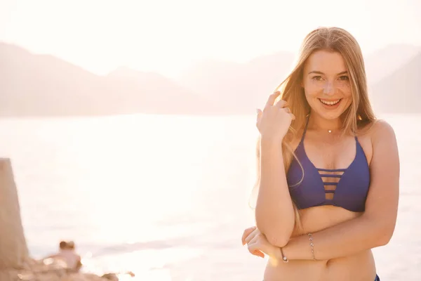 Retrato Mujer Atractiva Pie Playa Mirando Cámara Feliz Chica Sonriente —  Fotos de Stock