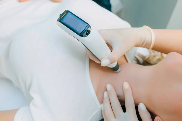 Жінка Проходить Ультразвукове Сканування Щитовидної Залози Клініці — стокове фото