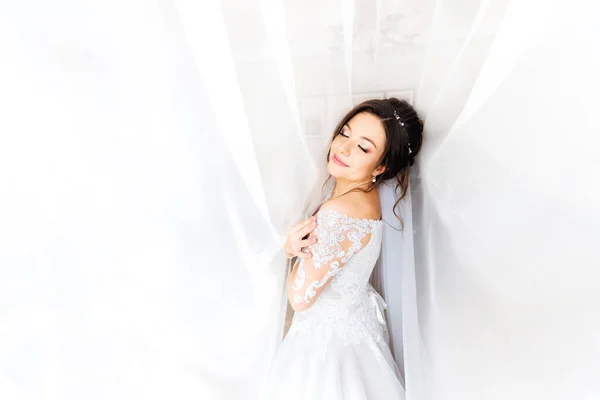 Gyönyörű Menyasszony Fehér Ruhában Becsukta Szemét Fehér Függöny Hátterén — Stock Fotó