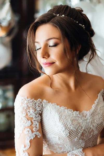 Noiva Vestido Casamento Com Ombros Nus Fechou Olhos Maquiagem Bonita — Fotografia de Stock