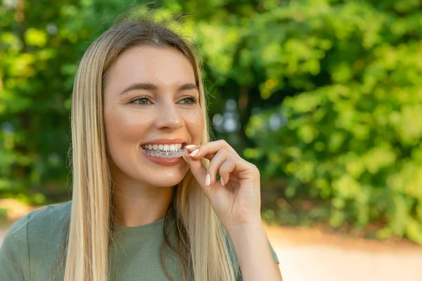 Menina Atraente Com Sorriso Branco Usando Aparelhos Removíveis Tratamento Dental — Fotografia de Stock