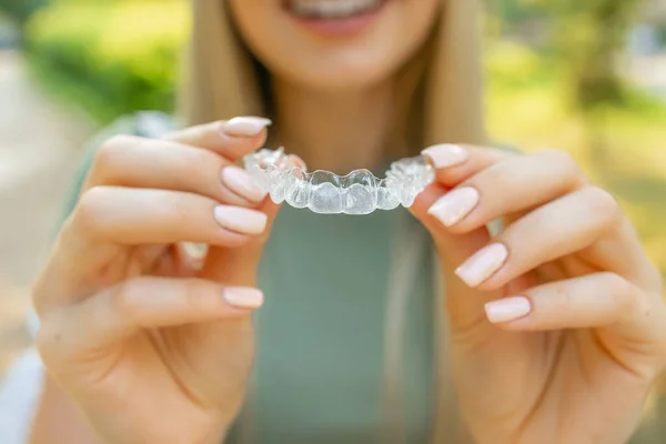 Close Van Orthodontische Siliconen Transparante Tanden Uitlijnaar Vrouwelijke Handen — Stockfoto
