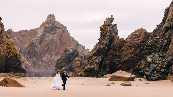 Yeni Evliler Eğleniyor Büyük Taş Kayaların Üzerinde Yürüyorlar — Stok fotoğraf