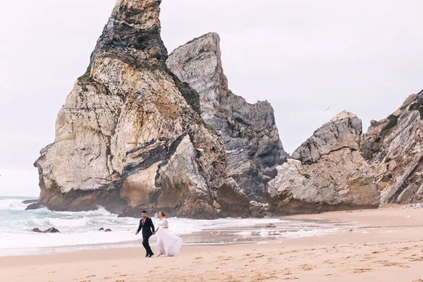 Deniz Kıyısındaki Kum Kayalıklar Yeni Evliler Eğleniyor Sahilde Koşuyor — Stok fotoğraf