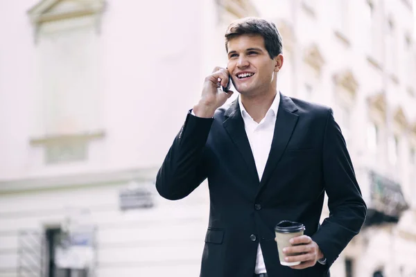 Ευτυχισμένος Άντρας Κοστούμι Και Πουκάμισο Χαμογελάει Μιλώντας Στο Τηλέφωνο Στο — Φωτογραφία Αρχείου