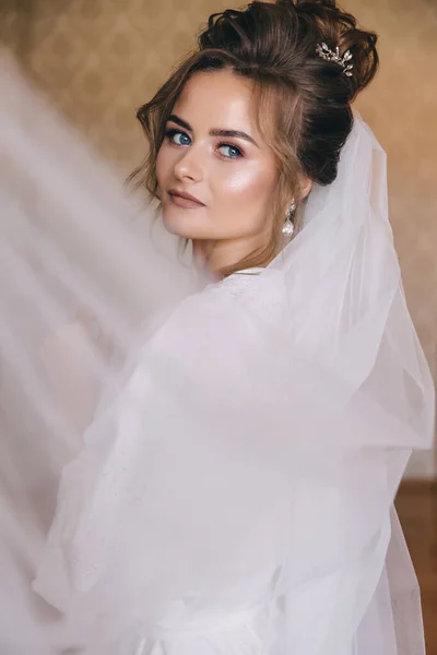 Bela Noiva Com Maquiagem Casamento Véu Uma Menina Com Olhos — Fotografia de Stock
